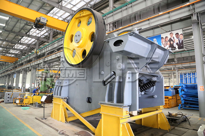 顎式破碎機工作中出現(xiàn)卡料、不下料是什么原因