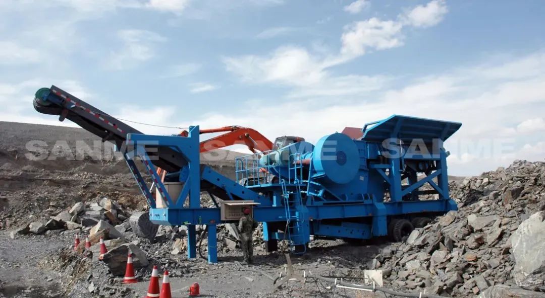 時(shí)產(chǎn)值近600萬！山美移動(dòng)式破碎篩分一體站助力江蘇高碳鉻鐵礦破碎項(xiàng)目建設(shè)