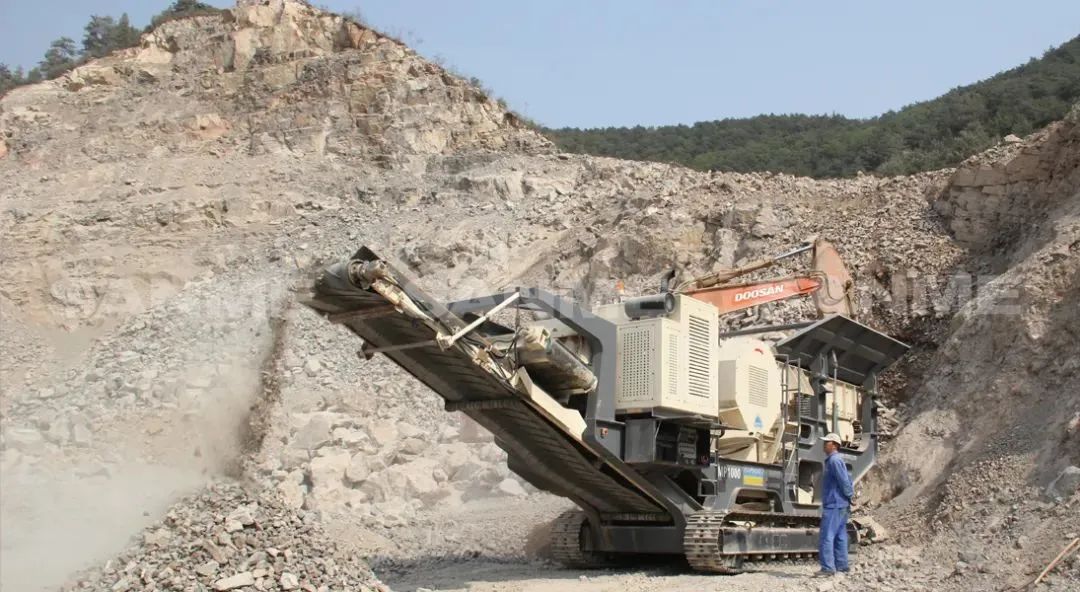 時(shí)產(chǎn)值近600萬！山美移動(dòng)式破碎篩分一體站助力江蘇高碳鉻鐵礦破碎項(xiàng)目建設(shè)