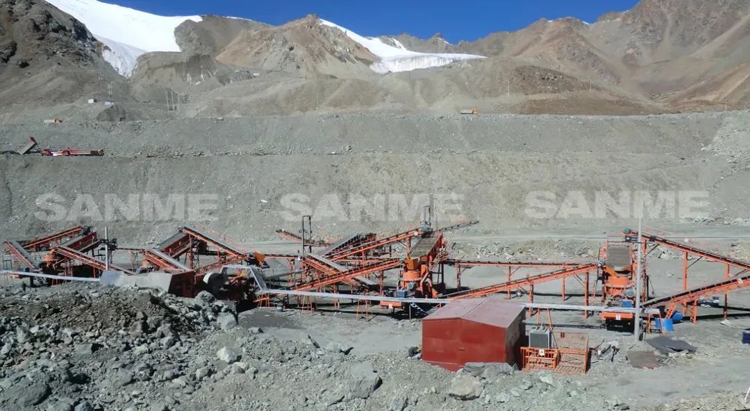 時(shí)產(chǎn)值近600萬！山美移動(dòng)式破碎篩分一體站助力江蘇高碳鉻鐵礦破碎項(xiàng)目建設(shè)