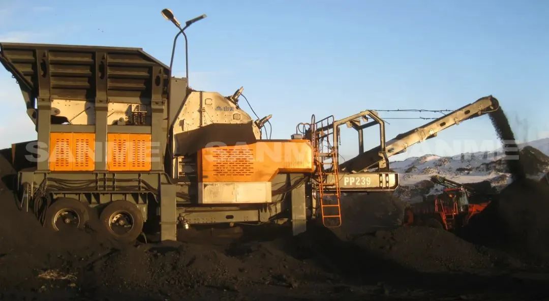 時(shí)產(chǎn)值近600萬！山美移動(dòng)式破碎篩分一體站助力江蘇高碳鉻鐵礦破碎項(xiàng)目建設(shè)