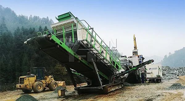 時(shí)產(chǎn)值近600萬！山美移動(dòng)式破碎篩分一體站助力江蘇高碳鉻鐵礦破碎項(xiàng)目建設(shè)