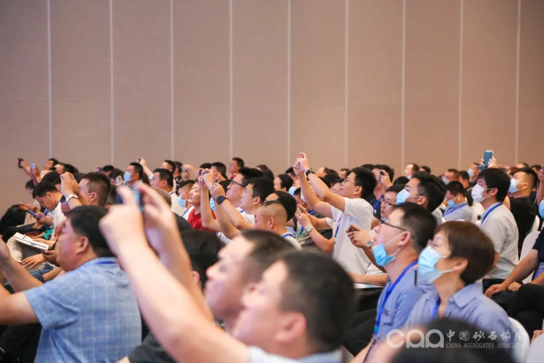 主旨報(bào)告 | 胡幼奕以國(guó)際化視角，提出固廢綜合利用和生態(tài)環(huán)境修復(fù)新思路